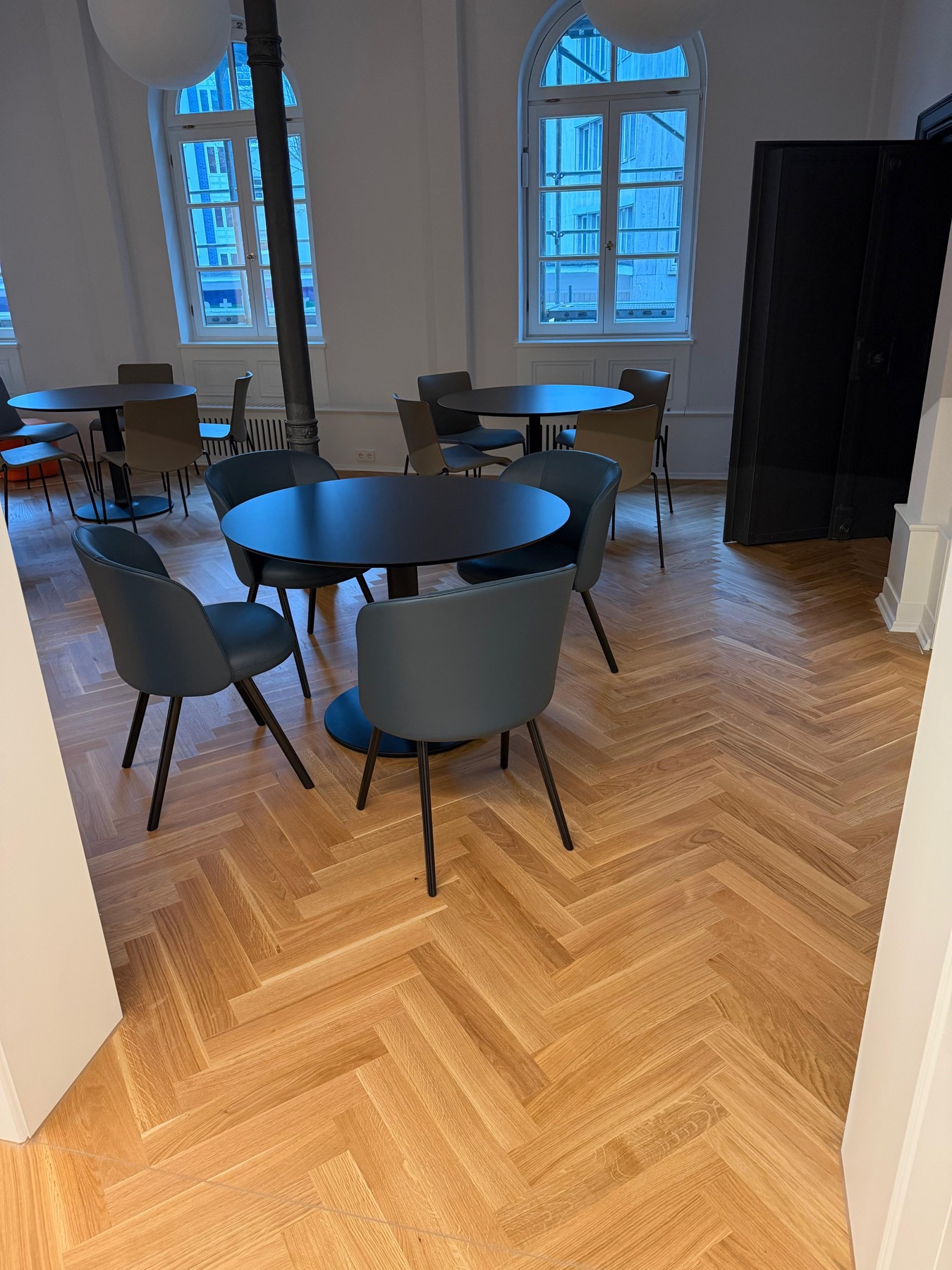 Fischgrätparkett in repräsentativem Innenraum