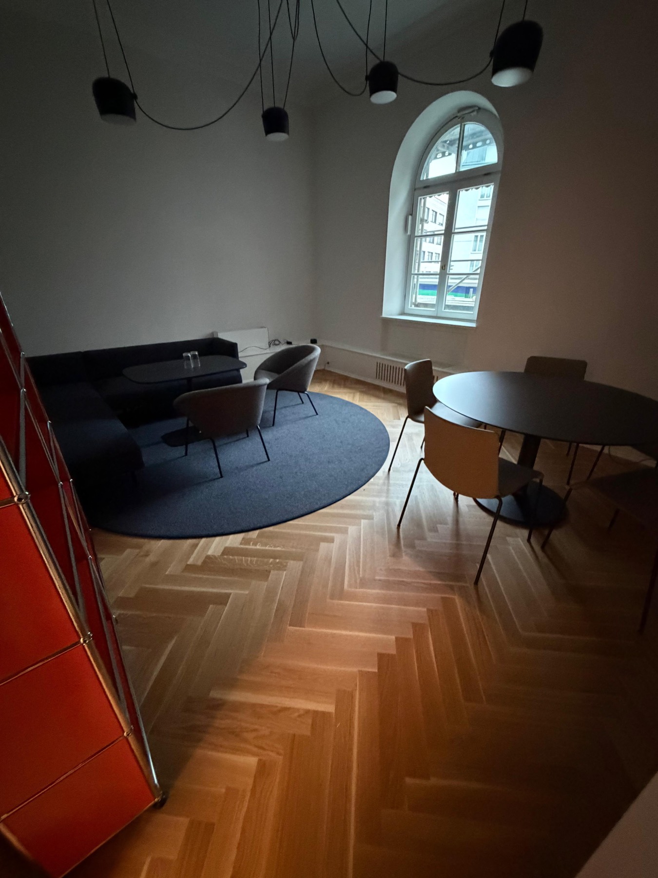 Fischgrätparkett in Lounge-Bereich