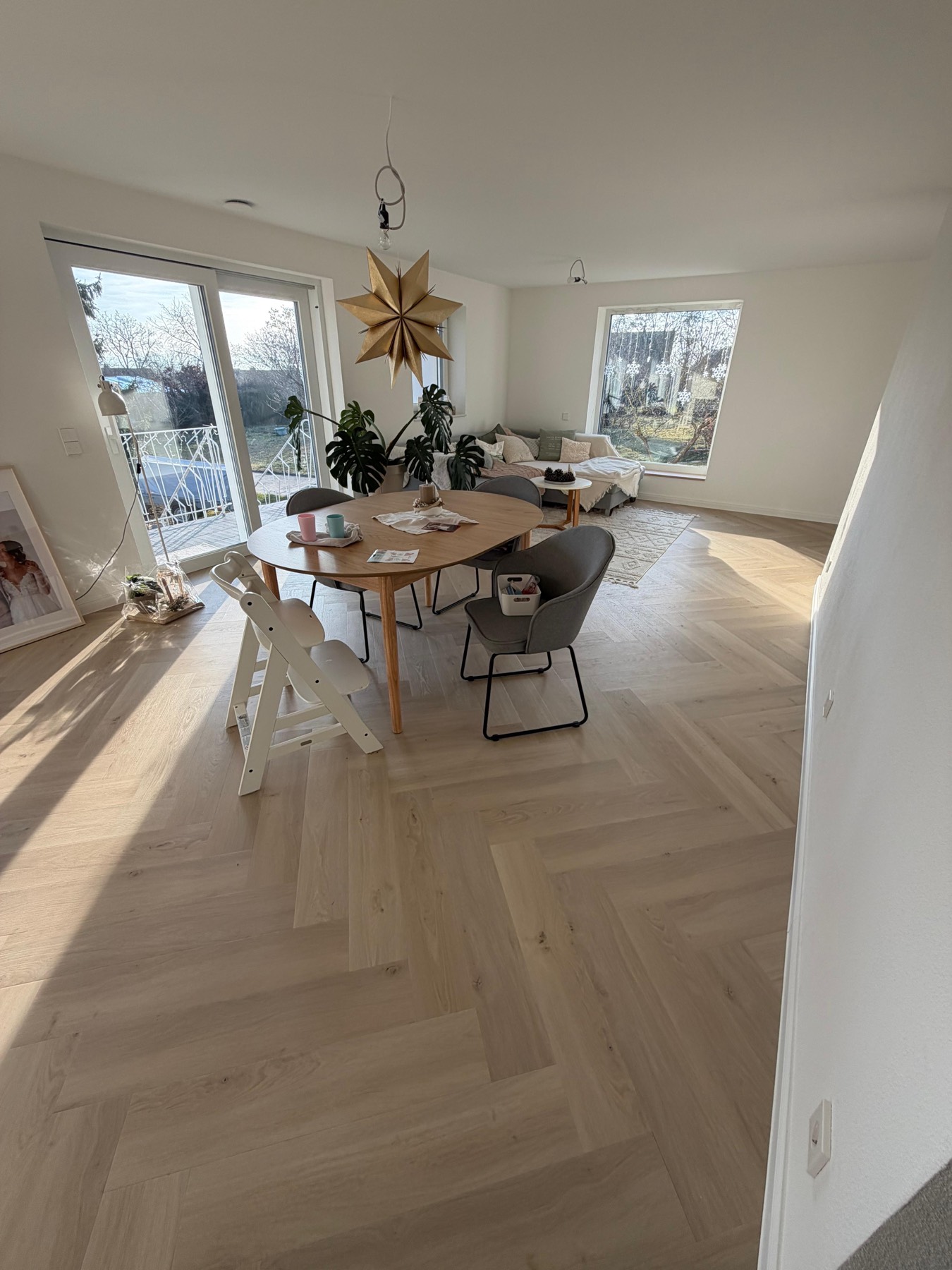 Heller Fischgrätboden im Wohnraum